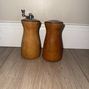 Vintage George S.Thompson wood salt and pepper set‎ made in California USA